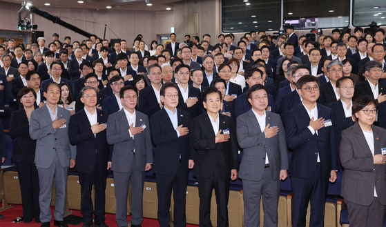 이재명 대통령이 31일 서울 종로구 정부서울청사에서 열린 ‘국민 주권시대, 공직자의 길’ 고위공직자 워크숍에서 국민의례를 하고 있다. 이 대통령은 한·미 상호관세 협상 과정에서 공개적인 메시지를 자제했던 것에 대해 “협상에 악영향을 줄까 봐 입을 다물고 있었다”고 밝혔다. [사진 대통령실사진기자단]