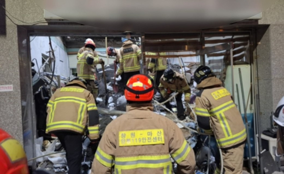 지난달 31일 오후 10시 46분쯤 경남 창원시 마산회원구 양덕동 한 2층짜리 건물의 1층 천장이 무너져 소방대원이 구조 작업을 하고 있다. 사진 경남 창원소방본부