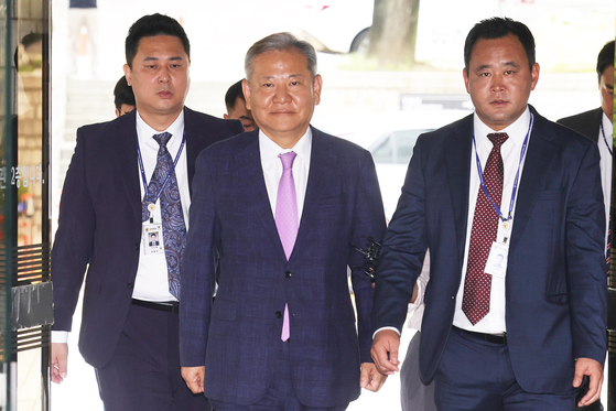 12·3 비상계엄 당시 ‘언론사 단전·단수’ 지시 의혹을 받는 이상민 전 행정안전부 장관(가운데)이 31일 영장실질심사를 받기 위해 서울중앙지방법원에 출석하고 있다. 장진영 기자