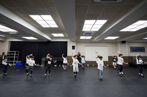 뮤지컬 '빌리 엘리어트' 오디션 '쇼앤텔'에서 '빌리', '마이클' 에 지원한 소년들이 탭댄스를 추고 있다. 사진 신시컴퍼니