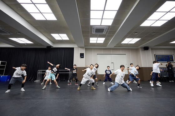 뮤지컬 '빌리 엘리어트' 오디션 '쇼앤텔에서 '빌리'와 '마이클' 지원자들이 스트릿댄스를 추고 있다. 사진 신시컴퍼니