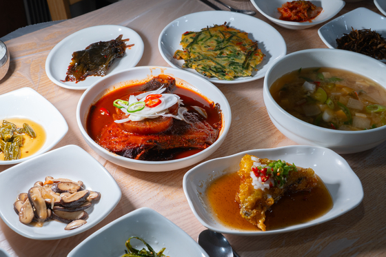 저녁상에는 생선조림과 젓갈 등의 밥도둑이 올라온다.