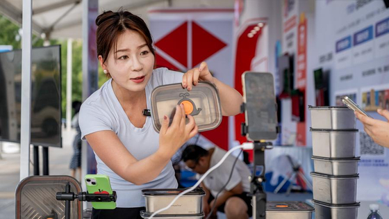 한 진행자가 7월 27일 '제5회 중국 신(新)전자상거래대회' 현장에서 라이브커머스를 진행하고 있다. 신화통신