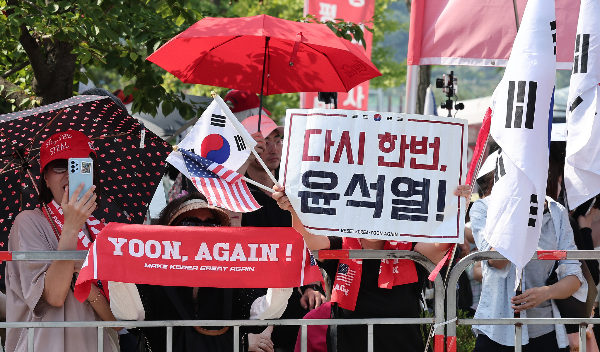 김건희 특검팀이 윤석열 전 대통령에 대한 체포영장 집행에 나선 1일 오전 경기도 의왕 서울구치소에서 윤 전 대통령 지지자들이 시위하고 있다. 뉴스1