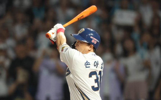 79일 만에 복귀 손아섭 '만루 만드는 안타'   (창원=연합뉴스) 김동민 기자 = 25일 경남 창원NC파크에서 열린 2024 KBO 리그 SSG 랜더스 대 NC 다이노스 경기. 8회 말 1사 1·2루 상황 79일 만에 1군 타석에 선 NC 5번 손아섭이 안타를 치고 있다. 2024.9.25   image@yna.co.kr (끝)  〈저작권자(c) 연합뉴스, 무단 전재-재배포, AI 학습 및 활용 금지〉