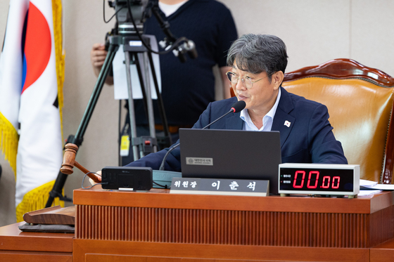 이춘석 국회 법제사법위원장이 1일 서울 여의도 국회에서 열린 제427회 국회(임시회) 법제사법위원회 제5차 전체회의에서 의사봉을 두드리고 있다. 뉴스1