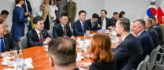 안규백 국방부 장관이 1일(현지시간) 폴란드 글리비체 군부대에서 열린 한-폴 국방장관회담에서 브와디스와프 코시니악-카미슈 폴란드 부총리 겸 국방부 장관과 회담하고 있다. 뉴스1