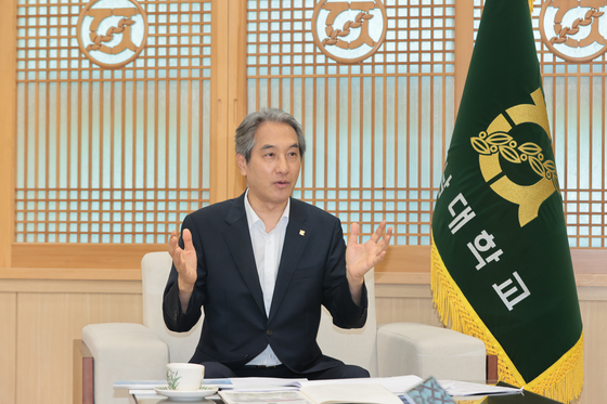 이근배 전남대 총장이 지난달 14일 광주광역시 북구 전남대 총장실에서 전남대의 교육 철학과 ‘글로컬대학 30’ 선정을 위한 인공지능(AI)·모빌리티 특화 방안과 교육혁신 계획 등을 설명하고 있다. [사진 전남대]