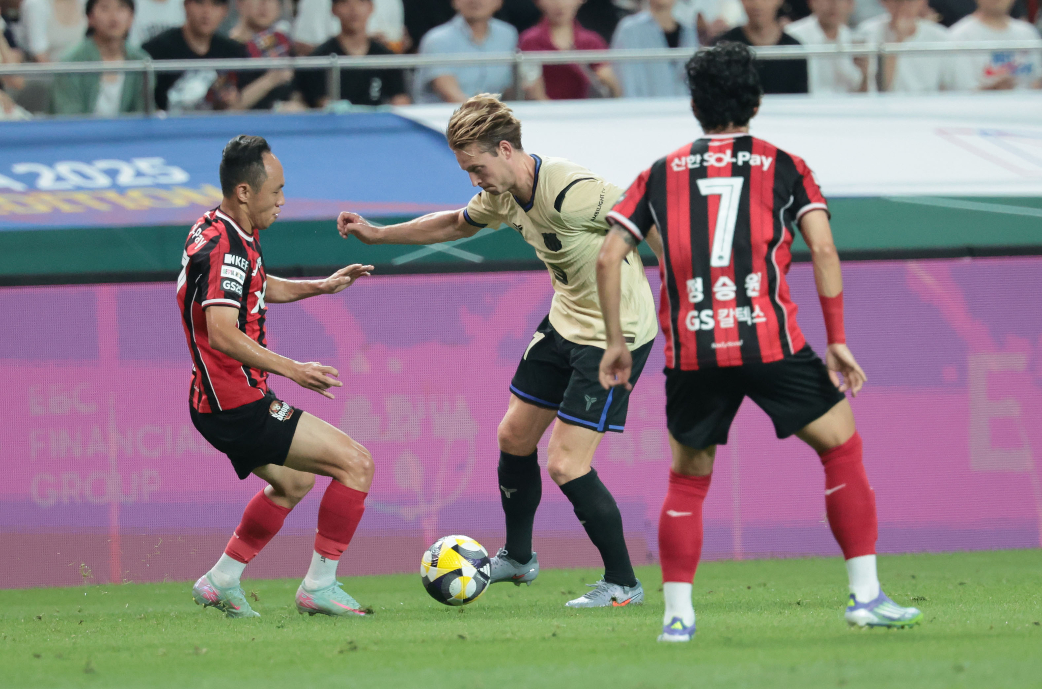 31일 서울월드컵경기장에서 열린 FC바르셀로나 2025 아시아투어 에디션 FC서울과 FC바르셀로나의 경기. 프렝키 더용(가운데)이 문선민을 피해 돌파를 시도하고 있다. [연합뉴스]