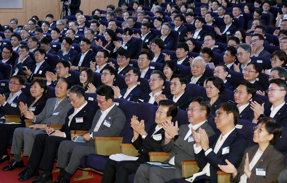 31일 정부서울청사에서 열린 이재명 대통령의 고위공직자 특별 강연에서 장관 등 참석 공직자들이 박수치고 있다. 연합뉴스