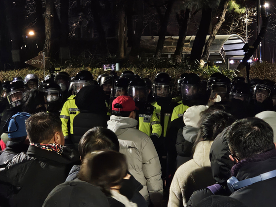 지난 1월 19일 새벽 윤석열 전 대통령 지지자들이 서부지법 경내에서 경찰과 대치하고 있다. 이들은 당시 "국민저항권을 행사하는 것이니 경찰은 길을 터라"고 요구했다. 이영근 기자 