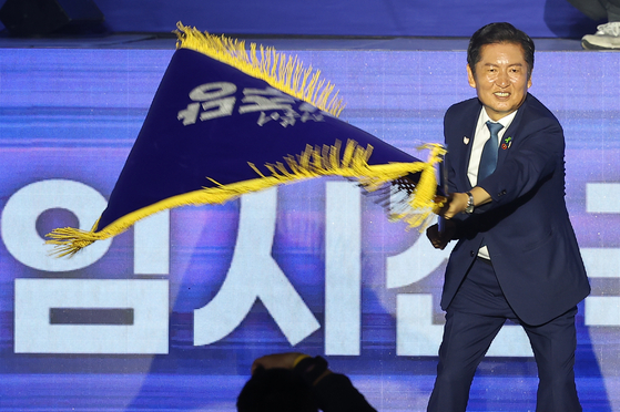 정청래 신임 더불어민주당 대표가 2일 경기도 고양시 킨텍스에서 열린 제2차 임시전국당원대회에서 당기를 흔들고 있다. 임현동 기자