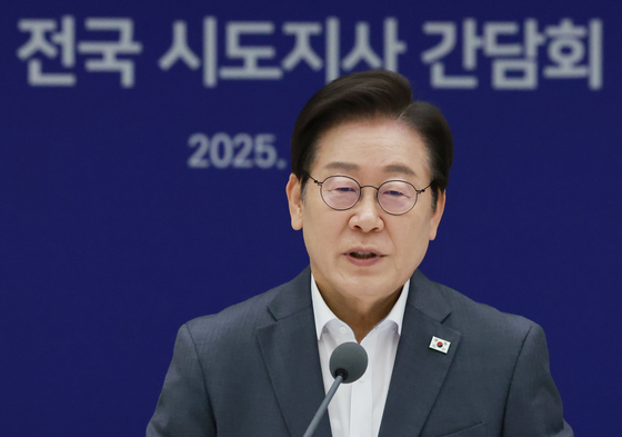 이재명 대통령이 1일 서울 용산 대통령실 청사에서 열린 전국 시도지사 간담회에서 발언하고 있다. 2025.8.1   hihong@yna.co.kr (끝)  〈저작권자(c) 연합뉴스, 무단 전재-재배포, AI 학습 및 활용 금지〉