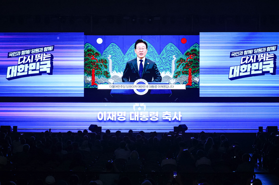 2일 경기 고양시 킨텍스에서 열린 더불어민주당 제2차 임시전국당원대회에 이재명 대통령의 영상 축사가 나오고 있다. 임현동 기자