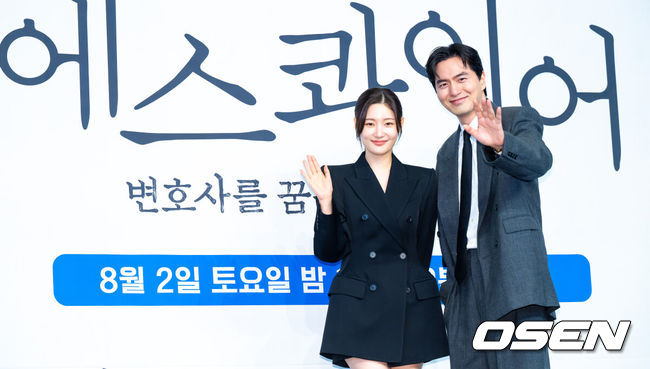 [OSEN=박준형 기자] 31일 오후 서울 신도림 더링크호텔에서 JTBC 새 토일드라마 ‘에스콰이어: 변호사를 꿈꾸는 변호사들’(극본 박미현 연출 김재홍) 제작발표회가 진행됐다. 정의롭고 당차지만 사회생활에 서툰 법무법인 율림의 신입 변호사 강효민(정채연 분)이 왜인지 온 세상에 냉기를 뿜어대지만 실력만큼은 최고인 파트너 변호사 윤석훈(이진욱 분)을 통해 완전한 변호사로 성장해 나가는 오피스 성장물로 오는 8월 2일 첫방송된다.배우 이진욱과 정채연이 미소 짓고 있다.   2025.07.31 / soul1014@osen.co.kr