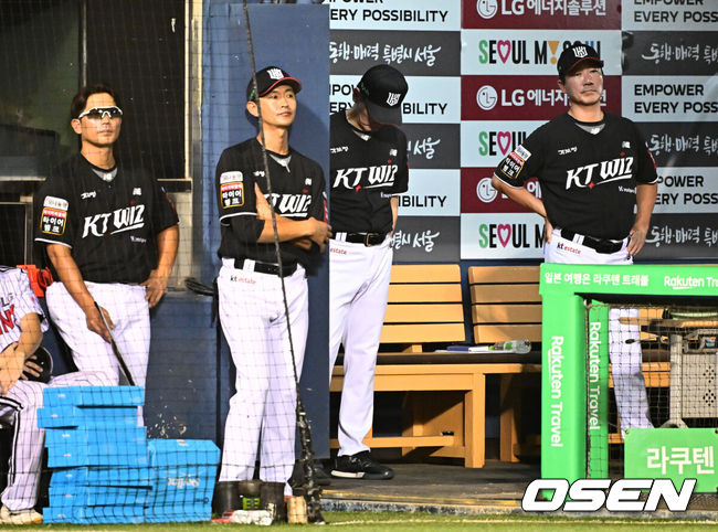 [OSEN=잠실, 지형준 기자] 31일 오후 서울 잠실구장에서 ‘2025 신한 SOL Bank KBO리그’ LG 트윈스와 KT 위즈의 경기가 열렸다.LG는 송승기, KT는 헤이수스가 선발로 나섰다.5회말 KT 이강철 감독이 경기를 지켜보며 고개를 숙이고 있다. 5회까지 16-0 LG 리드. 2025.07.31 / jpnews@osen.co.kr