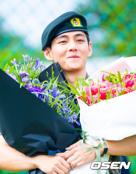 [OSEN=춘천, 박준형 기자] 그룹 방탄소년단(BTS) RM(30·본명 김남준)과 뷔(29·본명 김태형)가 10일 전역했다. 지난 2023년 12월 입대한 RM과 뷔는 각각 육군 제15보병사단, 육군 제2군단 군사경찰 특수임무대에서 군 복무를 이어왔다. 이후 약 1년 7개월 동안 병역의 의무를 마치고 전역하게 됐다. BTS 뷔가 미소 짓고 있다.  2025.06.10 / soul1014@osen.co.kr