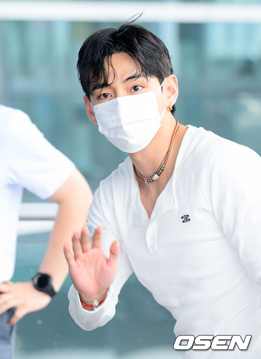 [OSEN=인천공항, 이대선 기자] 그룹 방탄소년단(BTS) 뷔가 4일 해외 일정차 인천국제공항을 통해 출국했다.최근 멤버 전원이 군 복무를 마치고 본격적인 그룹 활동 재개에 시동을 걸고 있는 BTS는 2025년 새 앨범 발매와 함께 대규모 월드투어를 계획 중이다.뷔가 출국장으로 향하며 인사를 하고 있다. 2025.07.04 /sunday@osen.co.kr