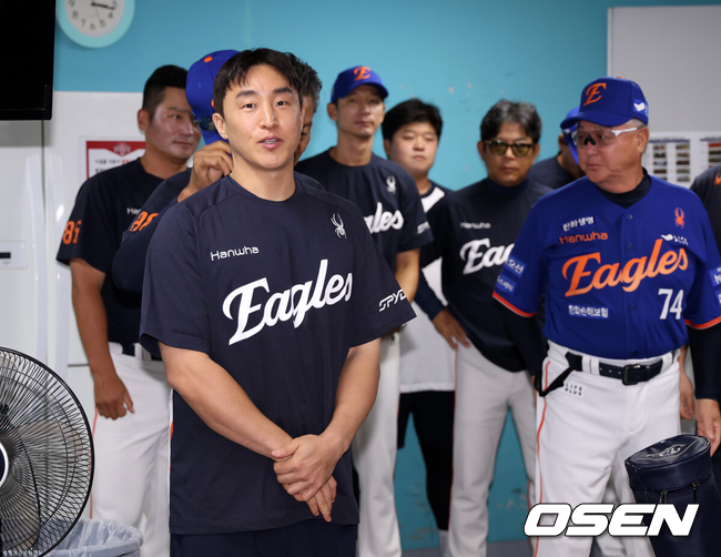 [OSEN=광주, 이대선 기자] 1일 오후 광주-기아 챔피언스필드에서 2025 신한 SOL Bank KBO리그 KIA 타이거즈와 한화 이글스의 경기가 열렸다.KIA는 이의리, 한화는 류현진을 선발 투수로 내세웠다.경기에 앞서 한화 손아섭이 선수단과 인사를 나누고 있다. 2025.08.01 /sunday@osen.co.kr