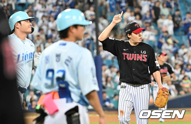 [OSEN=대구, 이석우 기자] 1일 대구삼성라이온즈파크에서 2025 신한 SOL 뱅크 KBO 리그 삼성 라이온즈와 LG 트윈스의 경기가 열렸다. 홈팀 삼성은 후라도가, 방문팀 LG는 임찬규가 선발 출전했다. LG 트윈스 임찬규가 6회말 2사 2루 삼성 라이온즈 박병호를 우익스 플라이로 잡고 손을 들어 보이고 있다. 2025.08.01 / foto0307@osen.co.kr