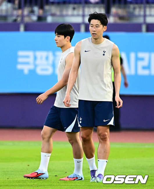 [OSEN=안양, 지형준 기자] 2일 오후 안양종합운동장에서‘2025쿠팡플레이 시리즈’ 토트넘 훗스퍼 오픈 트레이닝이 열렸다.이날 오전에 열린 기자회견에서 손흥민은 토트넘과 이별을 발표했다. 토트넘은 3일 오후 8시 서울월드컵경기장에서 쿠팡플레이 시리즈 2차전 뉴캐슬 유나이티드와 친선 경기를 가진다. 손흥민의 토트넘 소속 마지막 경기일 수도 있다.토트넘 손흥민, 양민혁이 훈련을 하고 있다. 2025.08.02 / jpnews@osen.co.kr