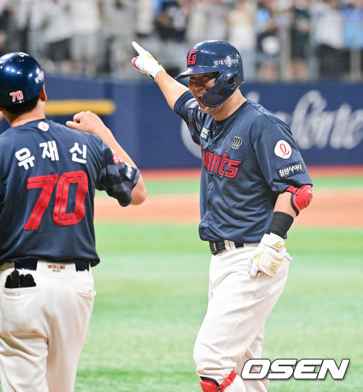 [OSEN=고척, 박준형 기자] 프로야구 롯데 자이언츠가 짜릿한 역전승으로 주말 3연전 1승 1패 균형을 맞췄다. 키움 히어로즈 김윤하는 16연패 탈출까지 아웃카운트 하나만 남겨뒀지만 팀이 충격적인 역전패를 당하고 말았다.롯데는 2일 서울 고척스카이돔에서 열린 ‘2025 신한은행 SOL Bank KBO리그’ 키움과의 경기에서 3-2 역전승을 거뒀다. 이날 승리로 주말 3연전 1승 1패 균형을 맞추는데 성공했다.9회초 롯데 김민성이 역전 1타점 적시타를 날리고 기뻐하고 있다. 2025.08.02 / soul1014@osen.co.kr