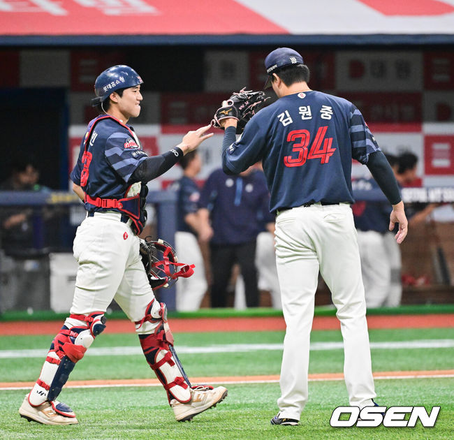[OSEN=고척, 박준형 기자] 프로야구 롯데 자이언츠가 짜릿한 역전승으로 주말 3연전 1승 1패 균형을 맞췄다. 키움 히어로즈 김윤하는 16연패 탈출까지 아웃카운트 하나만 남겨뒀지만 팀이 충격적인 역전패를 당하고 말았다.롯데는 2일 서울 고척스카이돔에서 열린 ‘2025 신한은행 SOL Bank KBO리그’ 키움과의 경기에서 3-2 역전승을 거뒀다. 이날 승리로 주말 3연전 1승 1패 균형을 맞추는데 성공했다.경기종료 후 롯데 선수들이 승리의 기쁨을 나누고 있다. 2025.08.02 / soul1014@osen.co.kr