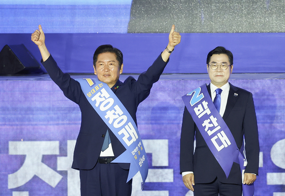 더불어민주당 대표를 선출하는 제2차 임시전국당원대회가 2일 경기도 고양시 킨텍스에서 열렸다. 기호1번 정청래 당 대표 후보가 인사하고 있다. 오른쪽은 박찬대 후보. 임현동 기자