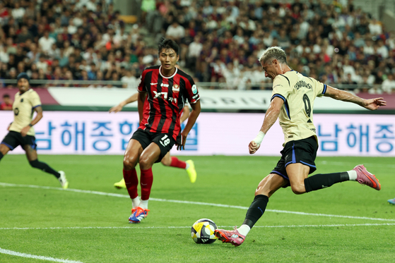 지난달 31일 서울 마포구 상암동 서울월드컵경기장에서 열린 ‘2025 FC바르셀로나 아시아투어’ FC서울과 FC바르셀로나의 경기, FC바르셀로나 레반도프스키가 슈팅하고 있다. 뉴스1