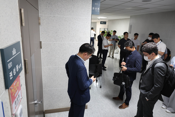 김건희 특검팀이 7월 18일 권성동 국민의힘 의원의 국회 의원회관 사무실과 강릉 사무실에 대해 압수수색에 나섰다. 이날 오전 특검팀 관계자들이 권 의원의 국회 의원회관 사무실에 앞에서 의원실 관계자와 대치하고 있다. 임현동 기자