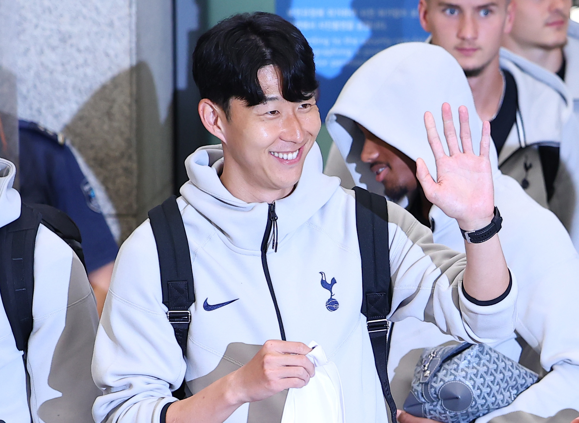 잉글랜드 프리미어리그 토트넘 홋스퍼 손흥민이 1일 인천국제공항 제1터미널을 통해 입국하며 팬들에게 손을 흔들고 있다. [연합뉴스]