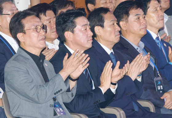 김민석 국무총리(왼쪽부터), 강훈식 대통령비서실장, 우상호 대통령실 정무수석, 김병욱 대통령실 정무비서관이 2일 오후 경기 고양시 킨텍스에서 열린 제2차 임시전국당원대회에 참석해 박수를 치고 있다. 임현동 기자