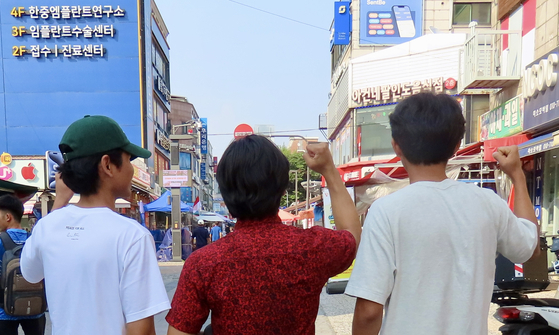 경기도 안산시 단원구 다문화음식거리에서인도네시아에서 청운의 꿈을 안고 한국에 일하러 온 25세 청년들을 만났다. 경기도 용인의 가구 공장에서 일하던 로우(가운데)는 사장님이 자금을 융통하지 못해 3개월째 임금을 받지 못하다가 결국 해고됐다. 3년 전 고용허가제 쿼터로 비전문취업 E-9 비자를 받고 인도네시아 이스트자바에서 온 동네 친구들은 희망을 잃지 않으려고 파이팅을 외치고 있다. 김홍준 기자