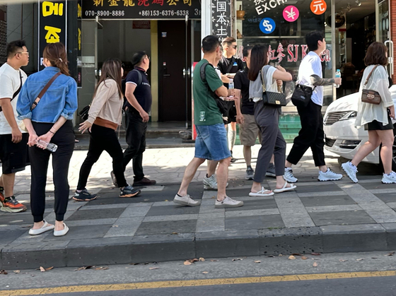 제주시 연동 모 면세점 인근 거리를 걷고 있는 중국인 관광객들. 최충일 기자