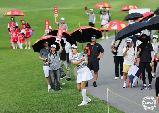 KLPGA 투어 오로라월드 챔피언십 3라운드 2번 홀에서 트러블샷하는 배소현. 공동 2위로 3라운드를 마쳐 최종 라운드에서 역전 우승에 도전한다. 사진 KLPGA