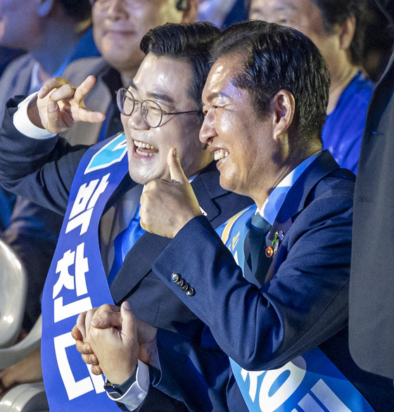 박찬대(왼쪽), 정청래 더불어민주당 대표 후보가 2일 오후 경기 고양시 킨텍스에서 열린 제2차 임시전국당원대회에서 포즈를 취하고 있다. 임현동 기자