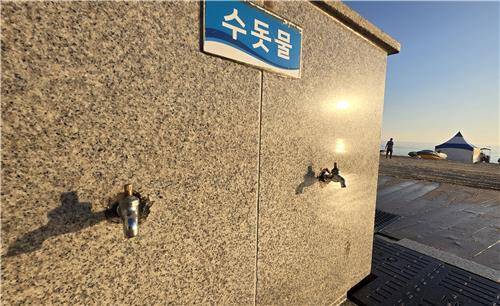 강원 강릉시 경포해수욕장 공중화실장 앞에 있는 발 세척장의 수도꼭지가 제거돼 있는 모습. [연합뉴스]
