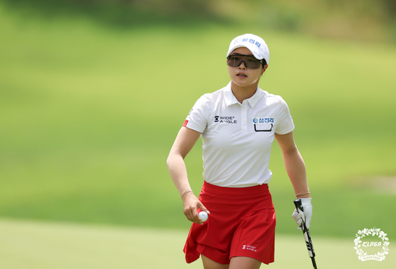 고지원이 오로라월드 챔피언십 3라운드에서 단독 선두에 올라 챔피언조로 최종 라운드에 나선다. 7번 홀을 버디로 마친 고지원. 사진 KLPGA