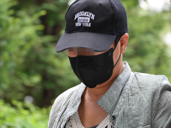  남편의 신체 중요 부위를 절단해 살해하려 한 혐의를 받는 50대 여성이 2일 구속 전 피의자 심문(영장실질심사)이 열리는 인천지법에 들어서고 있다. 연합뉴스