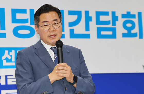 박찬대 더불어민주당 대표 후보가 1일 인천 남동구 민주당 인천시당에서 열린 인천 당원 간담회에서 발언하고 있다. 연합뉴스