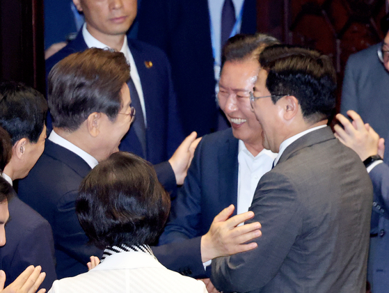 이재명 대통령이 지난 6월 26일 국회 본회의장에서 추가경정예산안에 대한 시정연설을 마친 후 당시 더불어민주당 대표 후보에 출마한 정청래, 박찬대 의원을 격려하고 있다. 국회사진기자단