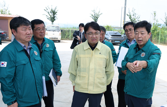 지난 2일 충남도 박정주 행정부지사(오른쪽)가 아산 폭우 피해 현장을 찾은 행안부 김광용 재난안전본부장에게 현황을 설명하고 있다. [사진 충남도]