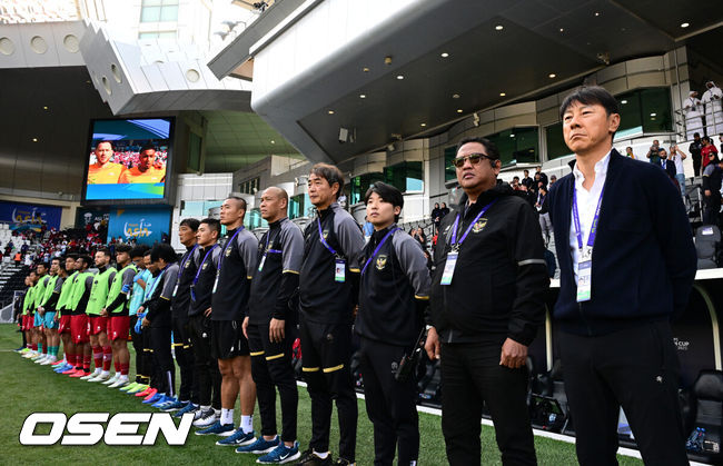 [OSEN=도하(카타르), 지형준 기자] 사상 첫 아시안컵 16강' 기적을 썼던 인도네시아신태용 감독의 매직이 끝났다.신태용 감독이 이끄는 인도네시아는 28일 오후 8시 30분(이하 한국시간) 자심 빈 하마드 스타디움에서 호주와 2023 아시아축구연맹(AFC) 카타르 아시안컵 16강전을 치러 0-4로 패했다.인도네시아 신태용 감독이 국민의례를 하고 있다. 2024.01.28 / jpnews.osen.co.kr