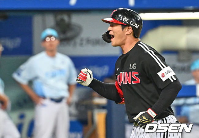 [OSEN=대구, 이석우 기자] 2일 대구삼성라이온즈파크에서 2025 신한 SOL 뱅크 KBO 리그 삼성 라이온즈와 LG 트윈스의 경기가 열렸다. 홈팀 삼성은 원태인이, 방문팀 LG는 에르난데스가 선발 출전했다. LG 트윈스 오지환이 9회초 2사 중월 솔로 홈런을 치고 포효하고 있다. 2025.08.02 / foto0307@osen.co.kr
