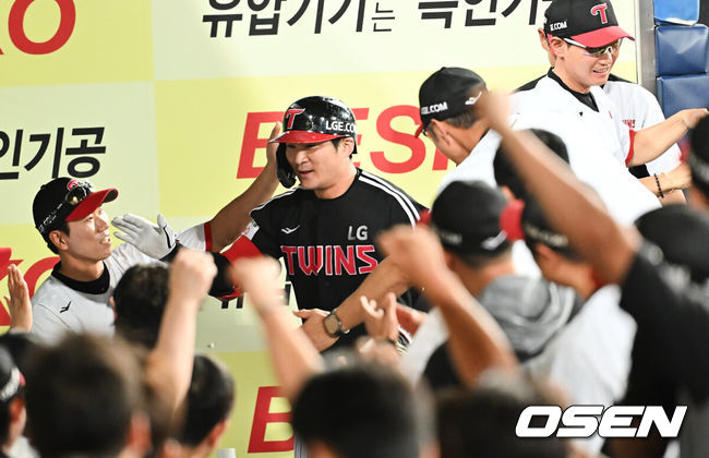 [OSEN=대구, 이석우 기자] 2일 대구삼성라이온즈파크에서 2025 신한 SOL 뱅크 KBO 리그 삼성 라이온즈와 LG 트윈스의 경기가 열렸다. 홈팀 삼성은 원태인이, 방문팀 LG는 에르난데스가 선발 출전했다. LG 트윈스 오지환이 9회초 2사 중월 솔로 홈런을 치고 하이파이브를 하고 있다. 2025.08.02 / foto0307@osen.co.kr