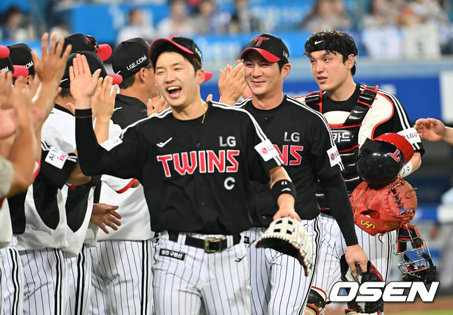 [OSEN=대구, 이석우 기자] 2일 대구삼성라이온즈파크에서 2025 신한 SOL 뱅크 KBO 리그 삼성 라이온즈와 LG 트윈스의 경기가 열렸다. 홈팀 삼성은 원태인이, 방문팀 LG는 에르난데스가 선발 출전했다. LG 트윈스 오지환이 삼성 라이온즈에 3-2로 승리한 후 기쁨을 나누고 있다. 2025.08.02 / foto0307@osen.co.kr