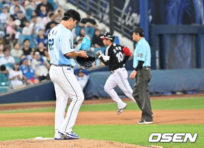 [OSEN=대구, 이석우 기자] 2일 대구삼성라이온즈파크에서 2025 신한 SOL 뱅크 KBO 리그 삼성 라이온즈와 LG 트윈스의 경기가 열렸다. 홈팀 삼성은 원태인이, 방문팀 LG는 에르난데스가 선발 출전했다. 삼성 라이온즈 김재윤이 9회초 2사 LG 트윈스 오지환에게 중월 솔로 홈런을 맞고 아쉬워하고 있다. 2025.08.02 / foto0307@osen.co.kr