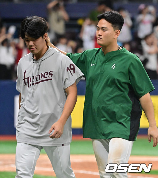 [OSEN=고척, 박준형 기자] 프로야구 롯데 자이언츠가 짜릿한 역전승으로 주말 3연전 1승 1패 균형을 맞췄다. 키움 히어로즈 김윤하는 16연패 탈출까지 아웃카운트 하나만 남겨뒀지만 팀이 충격적인 역전패를 당하고 말았다.롯데는 2일 서울 고척스카이돔에서 열린 ‘2025 신한은행 SOL Bank KBO리그’ 키움과의 경기에서 3-2 역전승을 거뒀다. 이날 승리로 주말 3연전 1승 1패 균형을 맞추는데 성공했다.경기종료 후 키움 김건희가 승리를 놓친 김윤하를 다독이고 있다.   2025.08.02 / soul1014@osen.co.kr
