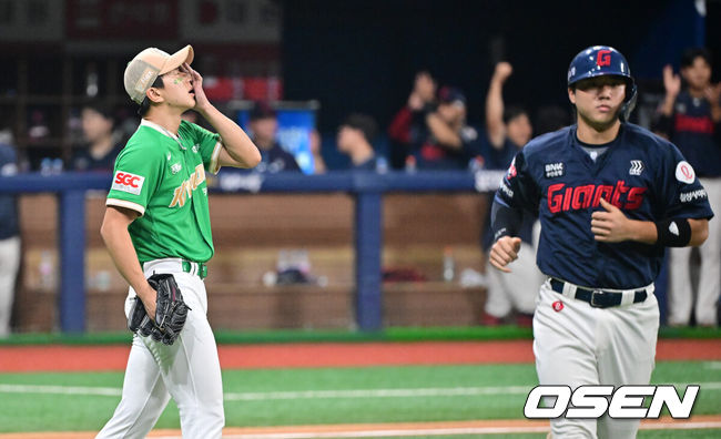 [OSEN=고척, 박준형 기자] 2일 오후 서울 고척스카이돔에서 ‘2025 신한 SOL BANK KBO리그’ 키움 히어로즈와 롯데 자이언츠의 경기가 진행됐다.이날 경기에서 키움은 김윤하를, 롯데는 나균안을 선발투수로 내세웠다.9회초 2사 1,2루 롯데 대타 전준우에게 동점 1타점 적시타를 허용한 키움 주승우 투수가 아쉬워하고 있다.  2025.08.02 / soul1014@osen.co.kr