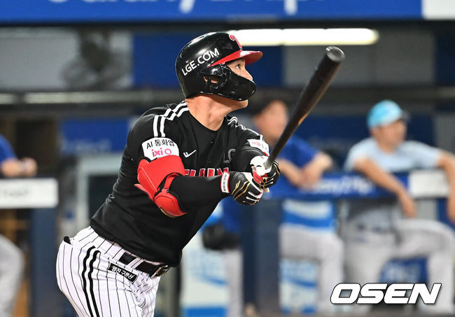 [OSEN=대구, 이석우 기자] 2일 대구삼성라이온즈파크에서 2025 신한 SOL 뱅크 KBO 리그 삼성 라이온즈와 LG 트윈스의 경기가 열렸다. 홈팀 삼성은 원태인이, 방문팀 LG는 에르난데스가 선발 출전했다. LG 트윈스 오지환이 9회초 2사 중월 솔로 홈런을 치고 있다. 2025.08.02 / foto0307@osen.co.kr